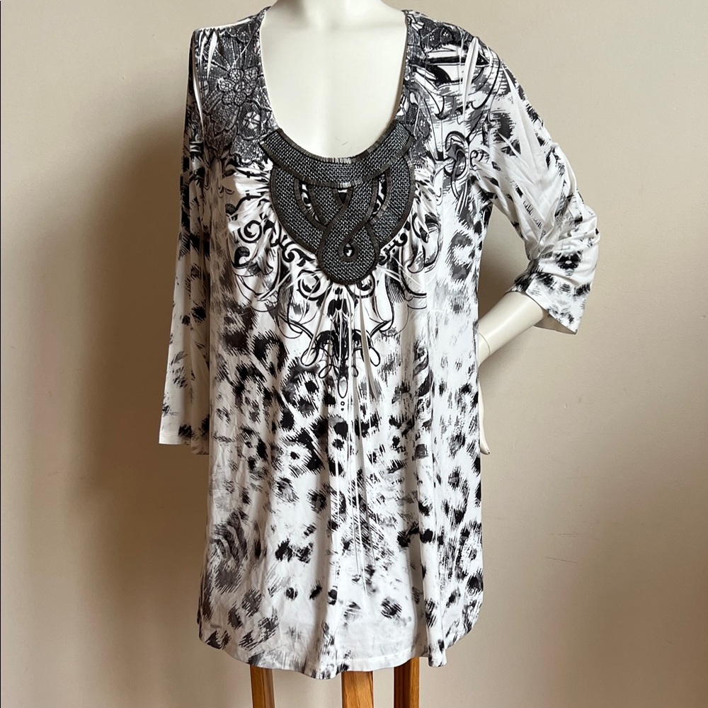 ONE WORLD Black and White Tunic Top with neck accent